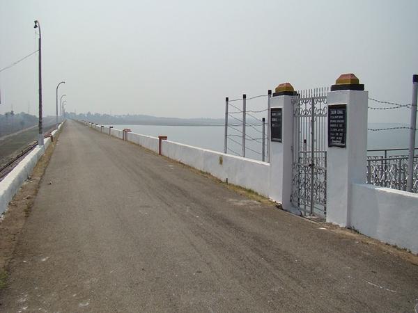 ஹிராகுட் அணை