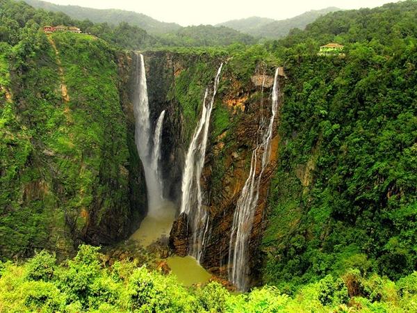 சிலிர்க்கும் நீர்வீழ்ச்சி