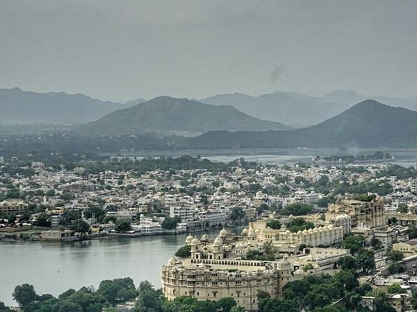 நினைவுகளில் மூழ்க வைக்கும் ஏரி நகரம்