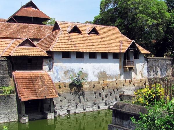 அரண்மனைக் குளம்