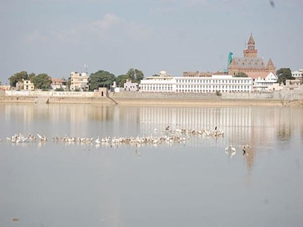செயற்கை ஏரி