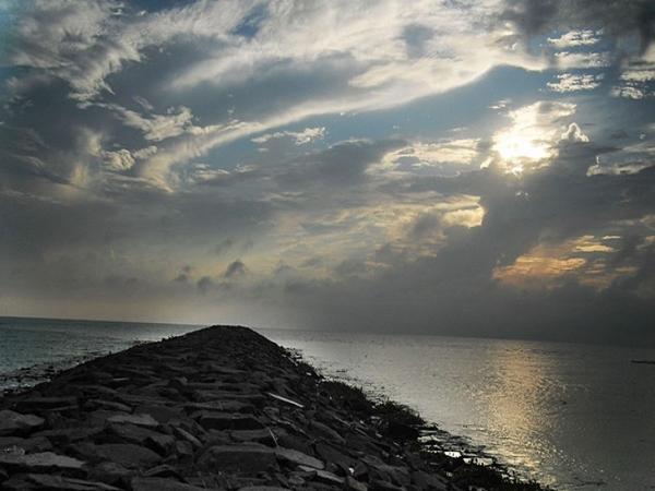 காரைக்காலின் மணல் கடற்கரை