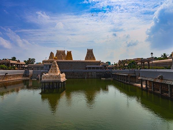காமாட்சி அம்மன் கோயில்: