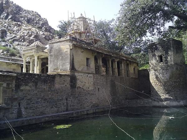 கூரையில்லா மண்டபங்கள்