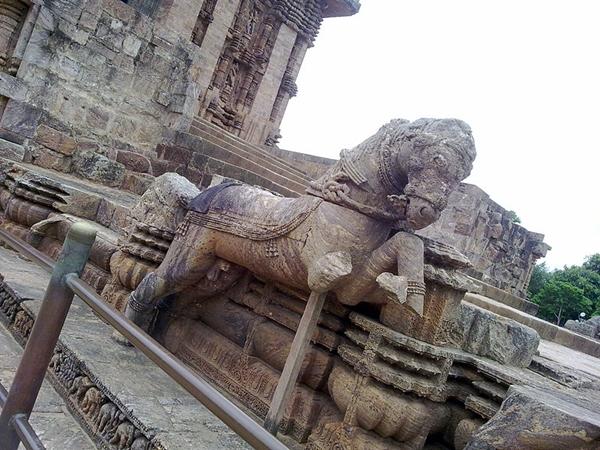 மிதக்கும் சிலை