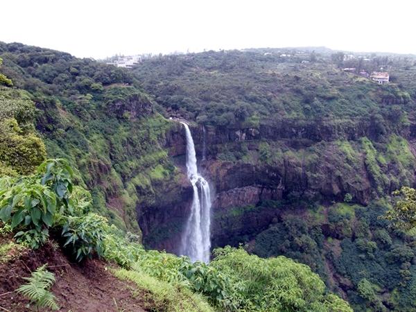 கொட்டும் அருவிகள்