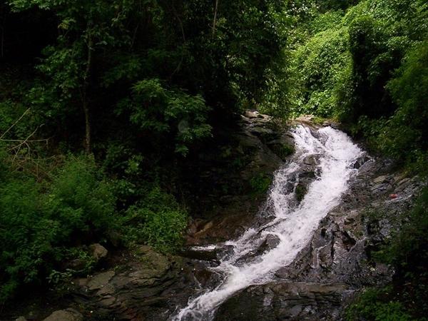 வரவேற்கும் நீர்வீழ்ச்சிகள்