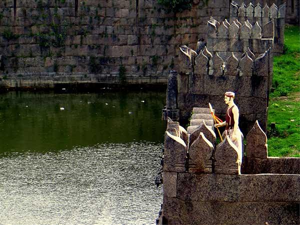 முதல் நிறுத்தம், வேலூர்: