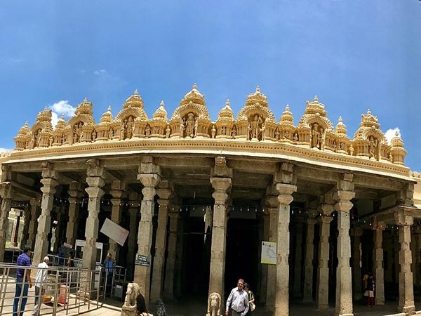 கலையம்சம் நிறைந்த தூண்கள்