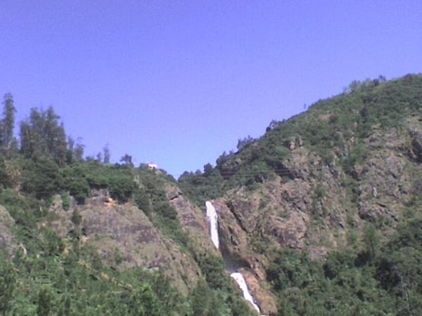 கொட்டும் அருவி