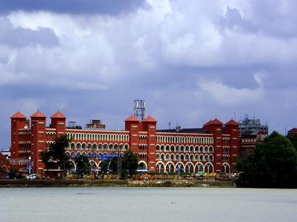 பரபரப்பான ரயில் நிலையம்