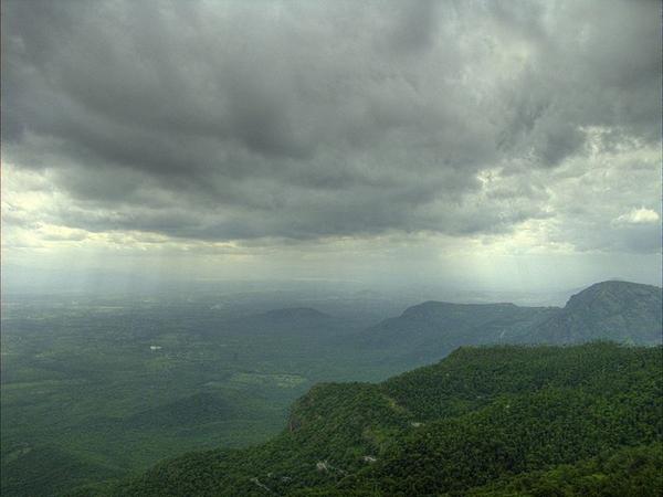 தூய வெண்மை நிற பாறைகள்