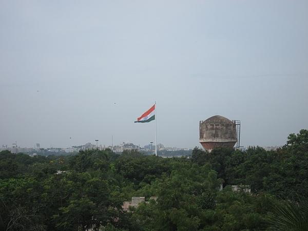 உயரமான தேசியக் கொடி