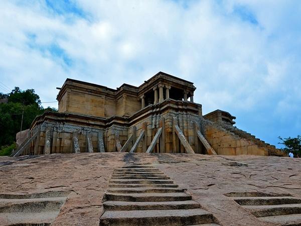 கோமதேஸ்வரர் சிலை