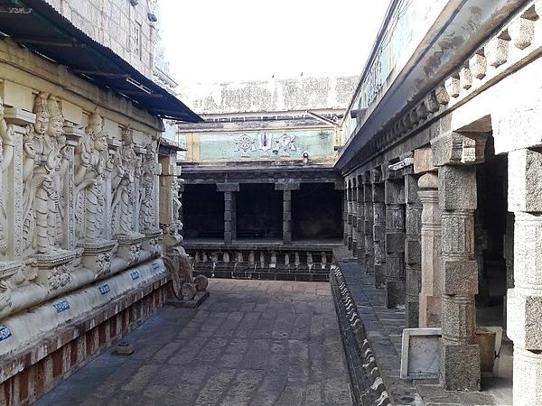 கருவறைக்கு இரண்டு வழிகள்
