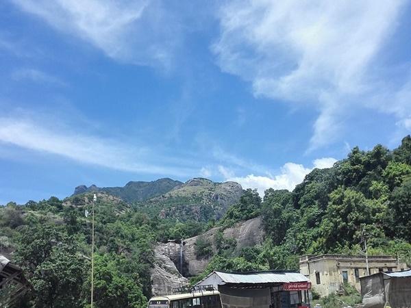 அருவிகளும் ஆறுகளும்