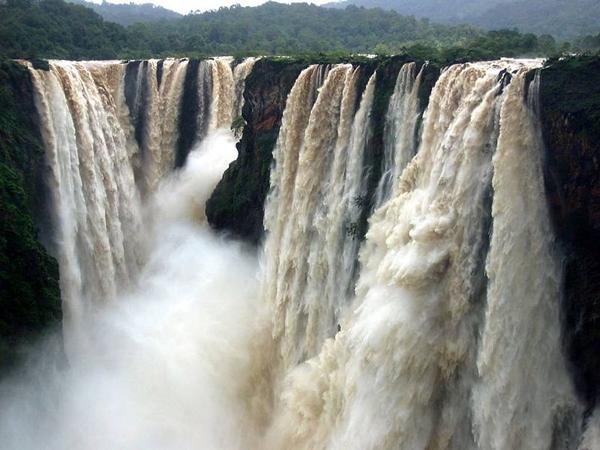 பாகுபலி அருவி...