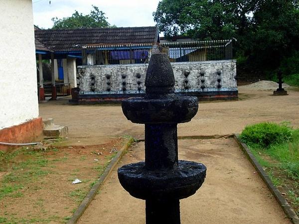 விதிமுறைகளும் பெண்களுக்கு அனுமதி மறுப்பும்