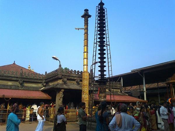 இயற்கை பின்னணியில் மூகாம்பிகா கோயில்