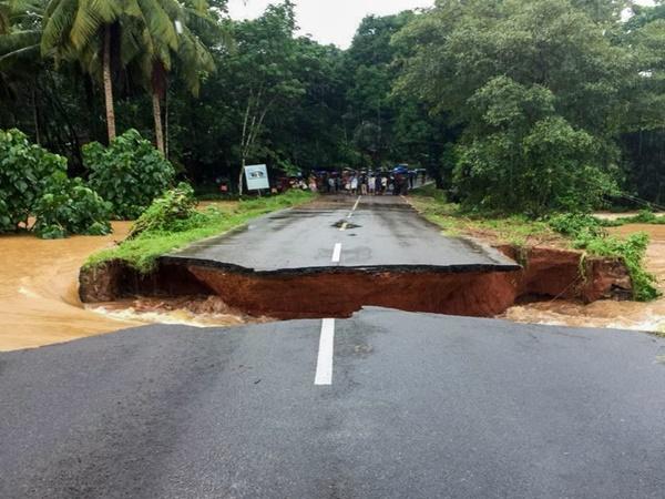 மலப்புரத்தில் சாலையை உடைத்த வெள்ளம்
