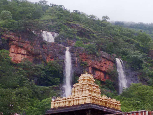 பாறையை பிளந்து கொட்டும் அருவி