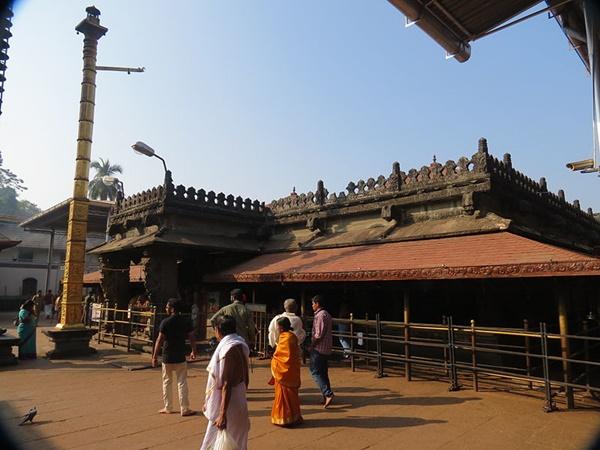 தங்கக் கோட்டுடன் காணப்படும் லிங்கம்