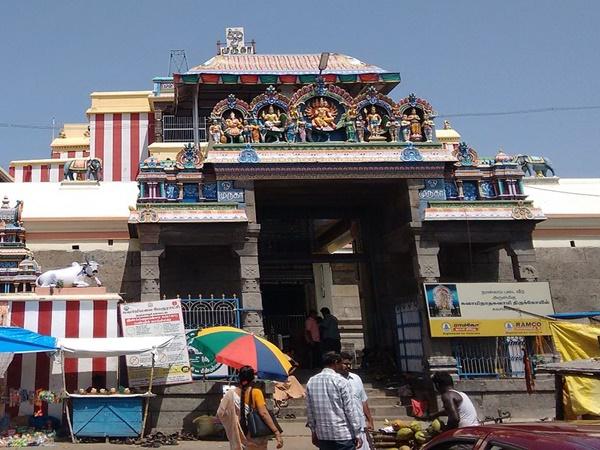 கருவறைக்குள் அழைத்துச் செல்லப்பட்டு தரிசனம் செய்ய அனுமதி