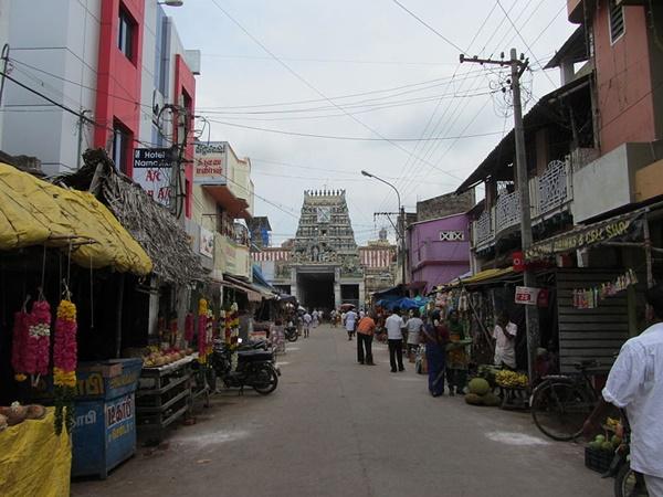 மகனின் கோயிலினுள் அப்பாவுக்கு கோயில்
