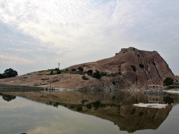 இரு புறத்திலும் கோவில்கள்