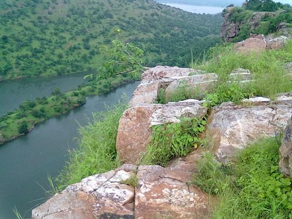 அணைக்கு செல்லும் நீரின் அழகு