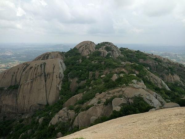 மலைகளும் கோட்டைகளும்