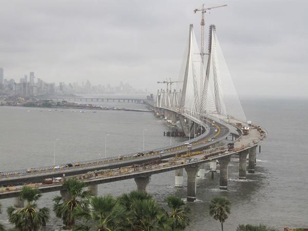 உலகையே சுற்றும் இரும்பு வேலிகள்