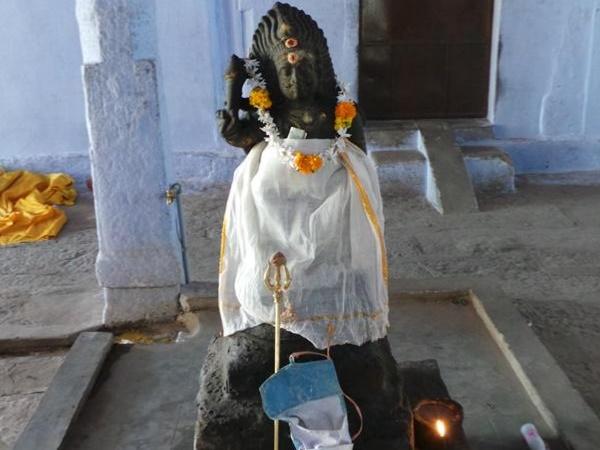 எங்கே இருக்கிறார்