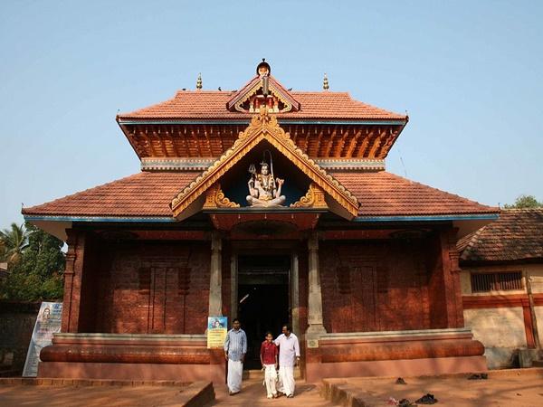 பேக்கலுக்கு அருகிலிருக்கும் கலாச்சார மையம் நீலேஷ்வரம் பேக்கலுக்கு அருகிலிருக்கும் கலாச்சார மையம் நீலேஷ்வரம்