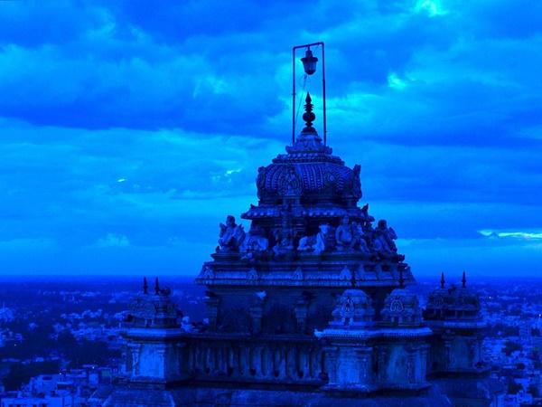 மலை உச்சியில் அமர்ந்திருக்கும் பிள்ளையார்