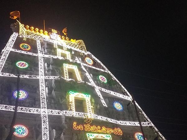 மரக்கதவின் பின்புறத்தில்