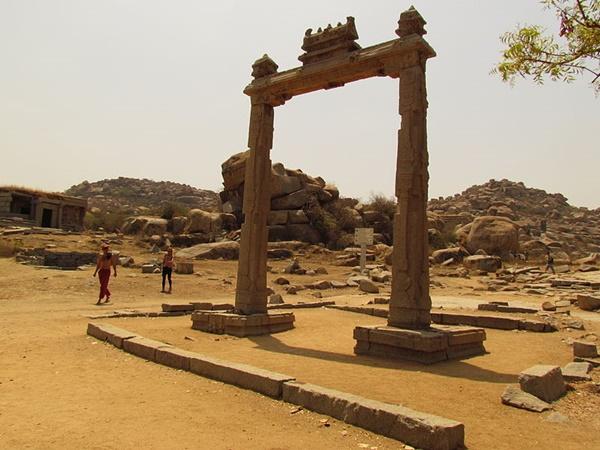 ராணிகளின் புடைப்பு சிற்பங்கள்