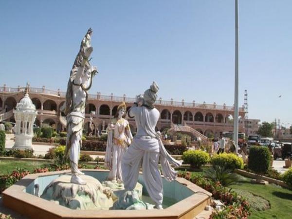 அழகிய சுற்றுச்சூழலுடன் கூடிய சுவாமி நாராயண் கோயில்