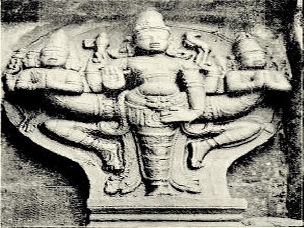 சிலையில் விசித்திரம்