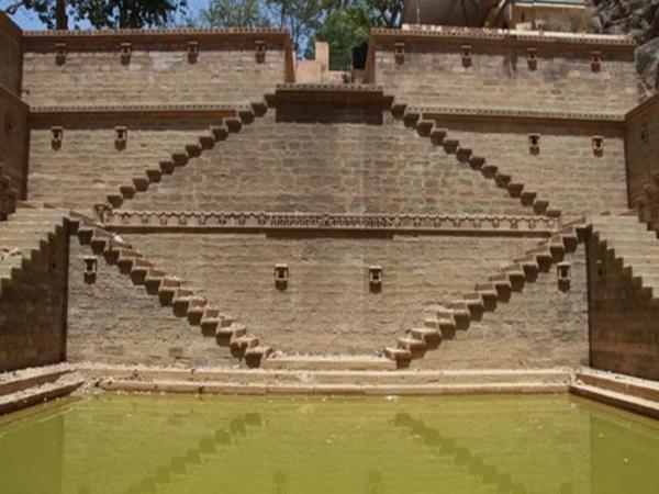 பேரமைதியை புகுத்தும் ராம்கந்த் படிக்கிணறு
