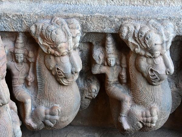 யாளியில் பயணிக்கும் வீரர்கள்