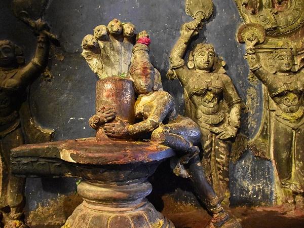 கட்டி அணைக்கிறார்