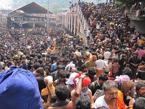 சுற்றுலா பயணிகள் கூட்டம்