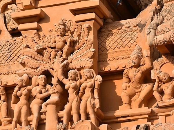 மரத்தைச் சுற்றி மங்கையர்கள்
