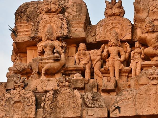 மயில் மேல் அமர்ந்து