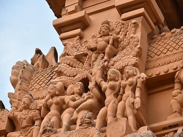 மாங்காய் திருடிய காட்சியா?
