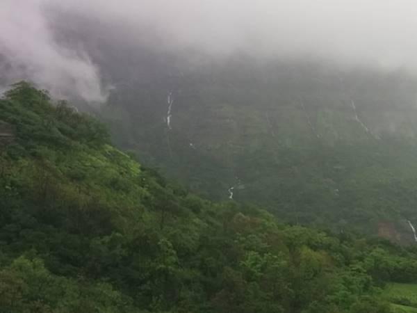 ஆர்ப்பரித்து கொட்டும் ஆயிரம் அருவிகள் எங்கே தெரியுமா? ஆர்ப்பரித்து கொட்டும் ஆயிரம் அருவிகள் எங்கே தெரியுமா?