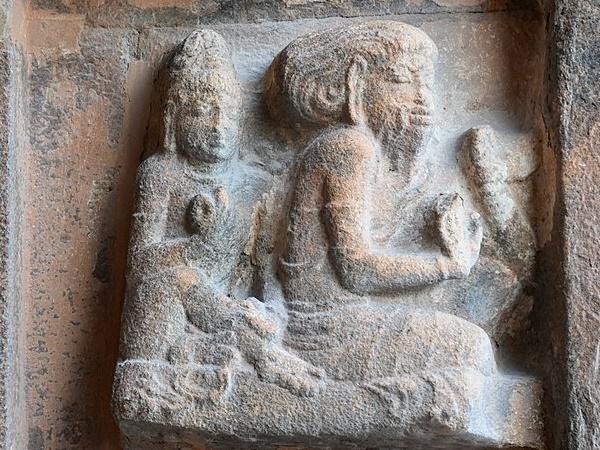 துறவியுடன் பெண்
