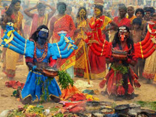 வேடமிட்டு ஆட்டமாடும் பக்தர்கள்