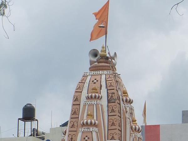 மேலாடை இன்றி செல்லும் பக்தர்கள்